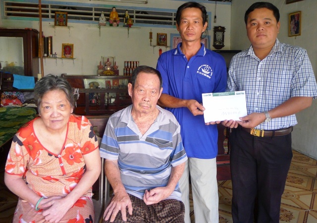 Hơn 44 triệu đồng đến gia đình anh Tôn Nhơn Lập - 1
Đại diện bạn đọc Dân trí, ông Trần Phương Nam – Phó Chủ tịch phường Châu Văn Liêm trao số tiền 4.360.000 đồng cho gia đình anh Tôn Nhơn Lập.
