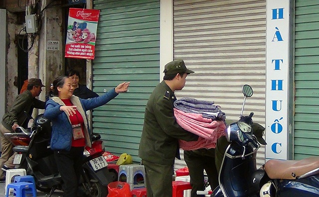 Lực lượng trật tự đô thị của quận Hoàn Kiếm ra quân đòi lại vỉa hè cho người đi bộ trong chiều 27/2
