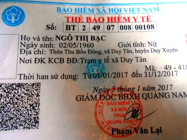 Xót xa cảnh mẹ già gồng gánh nuôi hai con bệnh tật - 1 Bảo hiểm y tế của bà Bạc