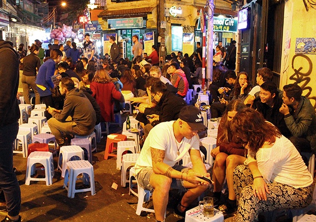 Hà Nội: Hàng quán “bủa vây” lòng đường, vỉa hè trong đêm - 1
Mặc dù đội cảnh sát trật tự phường đến nhắc nhở nhưng các hàng, quán vẫn “ngó lơ”.