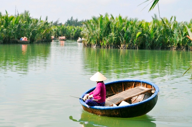 Hội An tấp nập du khách ngày Quốc tế phụ nữ - 1 Du khách du lịch ở rừng dừa Bảy Mẫu Cẩm Thanh