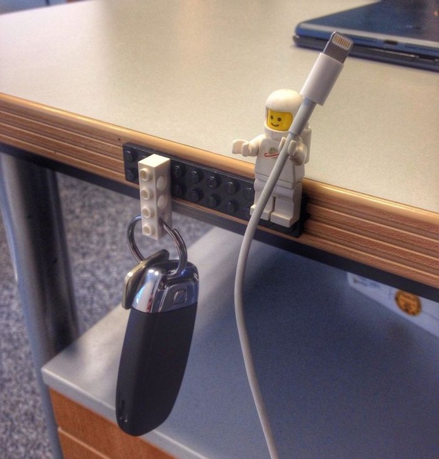 Sáng tạo với những cách sử dụng đồ chơi LEGO bạn chưa bao giờ nghĩ tới - 1 Sử dụng Lego làm móc chìa khóa, móc giữ cáp sạc iPhone độc đáo