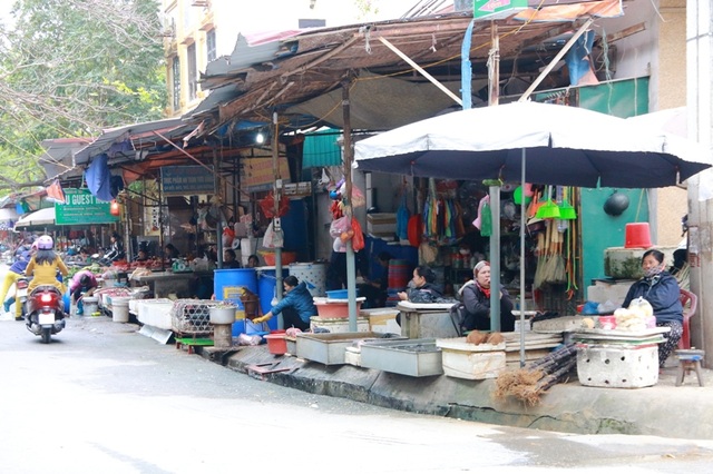 Vỉa hè bị “xẻ thịt”, phường đếm mét vuông thu phí! - 1 Khu chợ Bóp họp ngay trên vỉa hè phố Kim Đồng nhiều năm nay, nhưng không bị chính quyền dẹp bỏ gây bức xúc trong nhân dân.