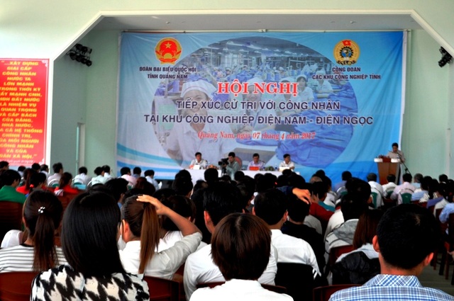 Quảng Nam: Công nhân kiến nghị nhiều đề xuất về đời sống an sinh - 1 Hơn 300 công nhân tham dự buổi tiếp xúc với lãnh đạo tỉnh
