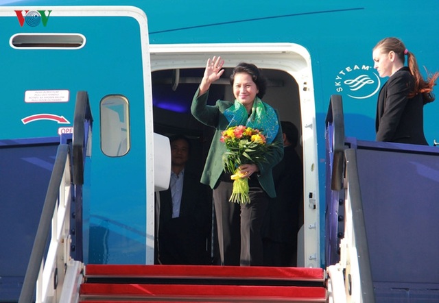 Kiều bào chào đón Chủ tịch Quốc hội Nguyễn Thị Kim Ngân thăm Hungary - 1 Kiều bào chào đón Chủ tịch Quốc hội Nguyễn Thị Kim Ngân thăm Hungary - 1