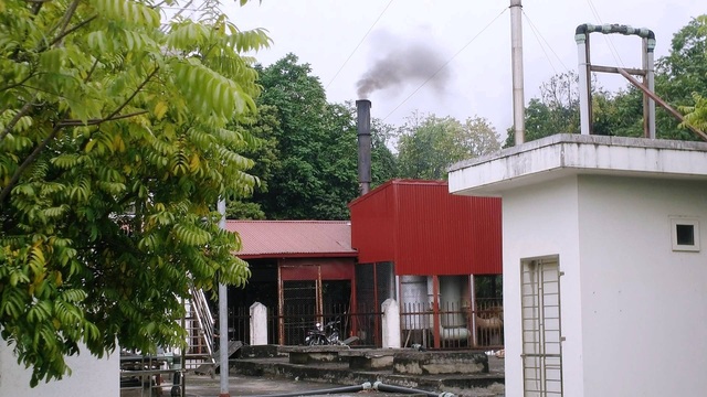 Gia “hạn chót” cho bệnh viện xả khói bụi hành dân khắc phục “sự cố môi trường” - 1 Lò đốt rác thải y tế nguy hại của BVĐK Ninh Bình mỗi khi hoạt động xả khói đen, kèm bụi bẩn ra môi trường, người dân sống gần lãnh đủ.