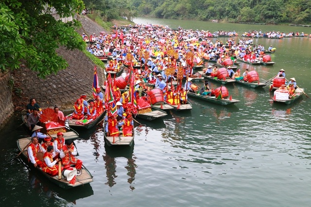 Ninh Bình: Rộn ràng lễ hội Tràng An - 3 Từ sáng sớm đoàn rước đã chuẩn bị sẵn sàng tại bến thuyền Tràng An để rước nước, rước kiệu về đền Trần làm lễ khai hội.