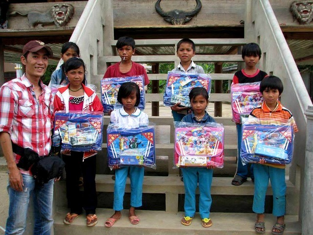Gặp chàng trai phố Hội giàu lòng nhân ái - 1 Anh Huy trao quà đến học sinh có hoàn cảnh khó khăn