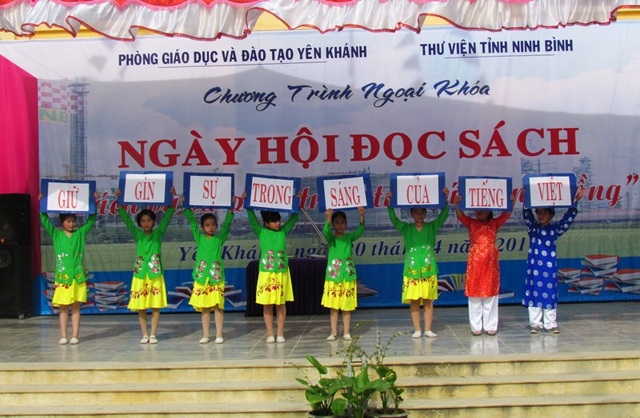 Ninh Bình: Sôi nổi ngày hội đọc sách - 3 Các em học sinh trưng cao khẩu hiệu Giữ gìn sự trong sáng của Tiếng Việt.