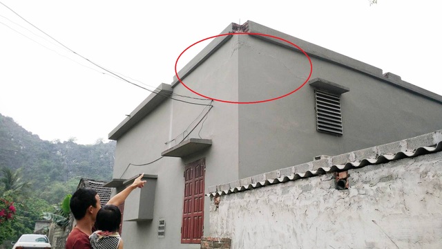 Dân “kêu trời” vì mỗi ngày chịu một trận… “động đất”! - 2 Anh Toàn chỉ cho phóng viên chỗ căn nhà anh bị nứt do ảnh hưởng từ việc nổ mìn khai thác đá của doanh nghiệp bên phía Hà Nam