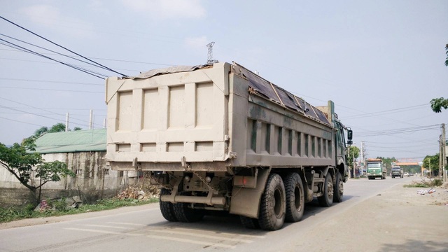 Ninh Bình: “Tập đoàn” xe quá tải tung hoành, tỉnh lộ “gồng mình” chống đỡ! - 1 Những chiếc xe hổ vồ chở quá tải ngang nhiên chạy trên đường Tỉnh lộ 477, đoạn qua huyện Gia Viễn, Ninh Bình.