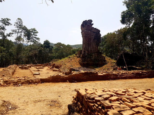 Phát hiện một đường cổ chìm trong lòng đất ở Thánh địa Mỹ Sơn - 1 Tháp A đang được khai quật, trùng tu