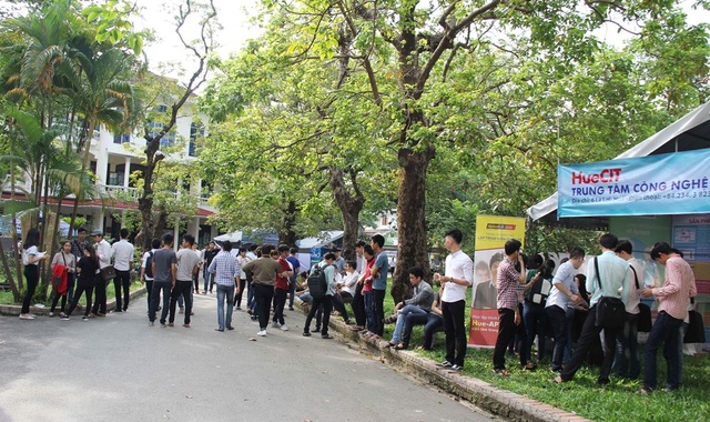 Hơn 1.500 sinh viên Đại học Khoa học Huế hào hứng tìm việc làm - 1 Ngày hội thu hút rất đông sinh viên tham gia để tìm kiếm cơ hội việc làm