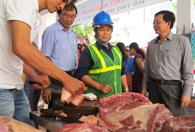Chủ tịch UBND tỉnh Bình Định Hồ Quốc Dũng kiểm tra các điểm bán thịt heo bình ổn giá