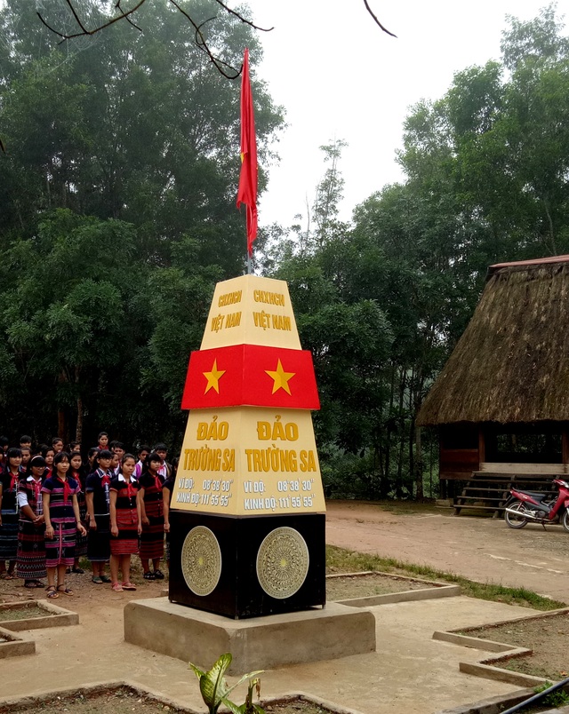 Cột mốc chủ quyền Trường Sa trong trường học giữa Trường Sơn - 1 Cột mốc chủ quyền Trường Sa tại trường Phổ thông Dân tộc nội trú THCS Tây Giang