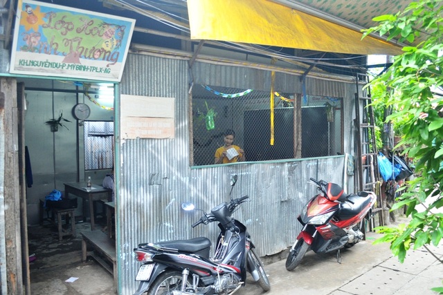 Người cựu chiến binh xây dựng lớp học tình thương giữa xóm nghèo - 1 Lớp học tình thương của cựu chiến binh Nguyễn Hữu Thời được mở từ 1995