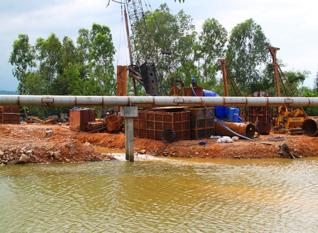 Dự án chưa phê duyệt đã “bít” sông: Việc đổ đất, thi công vẫn đúng? - 1 Công ty TNHH Phú Lộc (thuộc Công ty CP Tập đoàn Phú Lộc) đổ đất lấp sông khi chưa được cơ quan chức năng phê duyệt