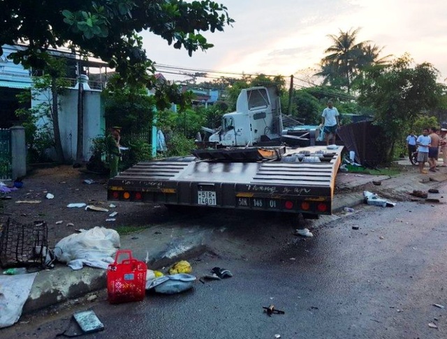 Hai xe đầu kéo đối đầu, đôi vợ chồng bán cá chết thảm - 1
Hiện trường vụ tai nạn khiến 2 vợ chồng bán cá chết thảm