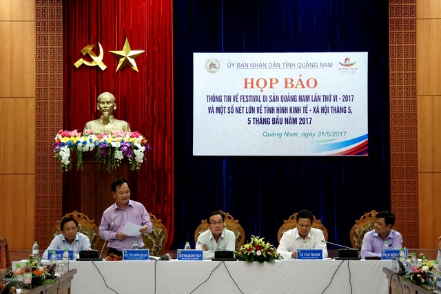 Làm giả quyết định của tỉnh để bán 1 triệu khối cát - 1 Ông Nguyễn Hồng Quang (thứ 2 từ trái sang) thông tin về vụ làm giả hợp đồng 1 triệu m3 cát
