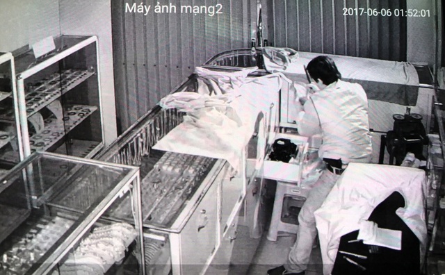 Chủ nhà và người thuê mặt bằng cùng mất trộm hơn nửa tỷ đồng - 2 Đối tượng lục tung các tủ trưng bày trang sức và gom sạch số tài sản mà theo chủ tiệm thì giá trị khoảng 400 triệu đồng; ngoài ra, chủ nhà cho thuê mặt bằng cũng báo bị trộm lấy tài sản tổng trị giá gần 130 triệu đồng.