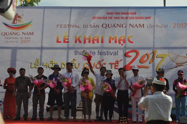 9 quốc gia hội tụ tại festival diều quốc tế Quảng Nam 2017 - 1 Trao hoa cho đại diện các đội đến từ Việt Nam và quốc tế