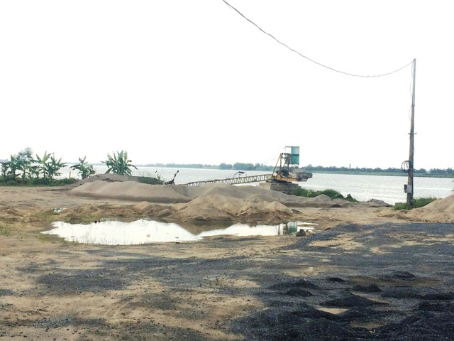 Dẹp bỏ các bãi cát không phép ven sông Đáy sau phản ánh của Báo Dân trí - 1 Bãi cát không phép của hộ ông Trần Văn Hiển ven sông Đáy Yên Khánh đã bị dẹp bỏ sau khi báo Dân trí phản ánh.