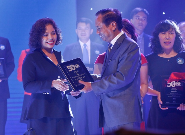PNJ được vinh danh trong Top 50 công ty kinh doanh hiệu quả nhất Việt Nam 2016 - 1 Bà Phạm Thị Mỹ Hạnh – Phó Tổng Giám đốc PNJ đại diện công ty nhận chứng nhận tại buổi lễ vinh danh