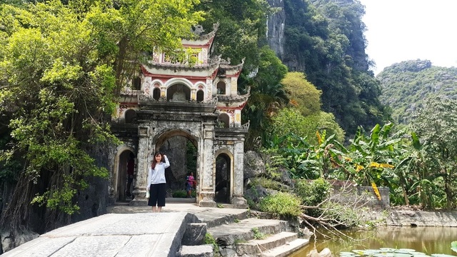 Ngôi chùa cổ nổi tiếng ở cố đô Hoa Lư bị vẽ bẩn khắp nơi - 1 Cổng vào chùa Bích Động tại xã Ninh Hải, huyện Hoa Lư, Ninh Bình.