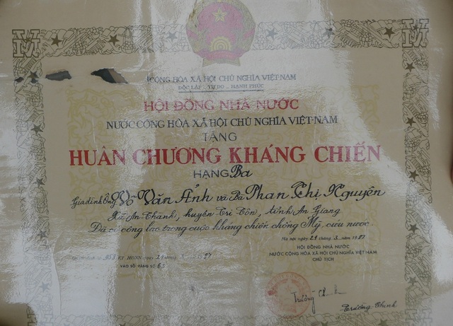 Sắp thanh tra vụ cả trăm huân, huy chương “ngủ” trong tủ hàng chục năm - 1 Những bằng Huân, Huy chương, bằng Tổ quốc ghi công đa phần được Chủ tịch Hội đồng Nhà nước ký từ những năm 1975 và những năm 1987