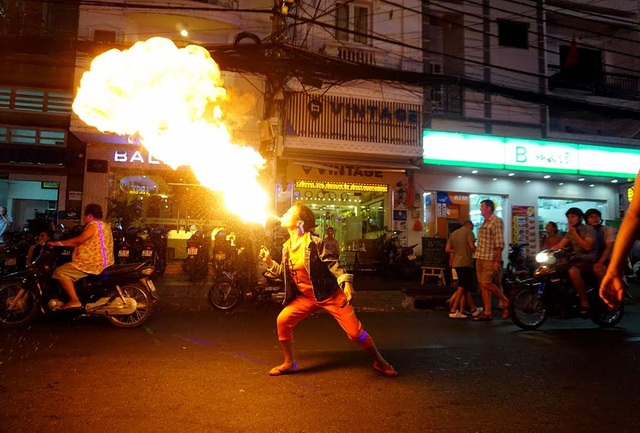 Người phụ nữ ngậm dầu phun lửa hàng đêm, nuôi hai con ăn học - 1 Chị Võ Thị Sen (33 tuổi) làm nghề phun lửa mưu sinh ở phố Tây.