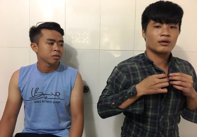 Băng cướp gây ra 25 vụ bằng thủ đoạn đánh “phủ đầu” nạn nhân - 5 Hai nghi can Tuấn (trái) và Châu tại cơ quan điều tra, Công an quận Thủ Đức.