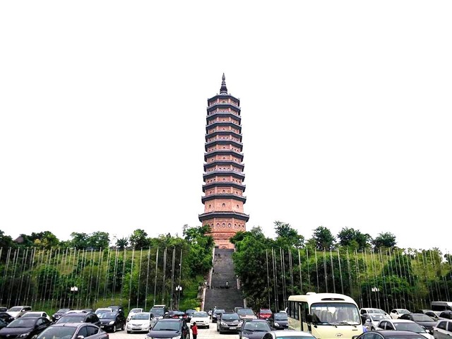 Bảo Tháp được xây dựng trên một quả đồi nằm ở phía Tây chùa Bái Đính, ngay trước Trung tâm hội nghị quốc tế chùa Bái Đính.