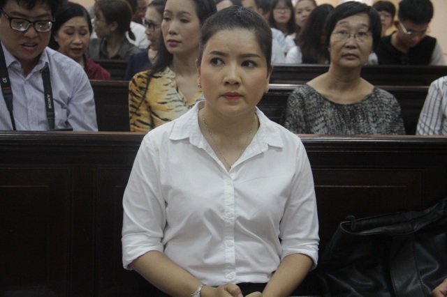 Viện KSND đề nghị xử Nhà hát kịch TP bồi thường cho Ngọc Trinh - 1 Nghệ sỹ Ngọc Trinh trình bày các vấn đề tại phiên tòa.
