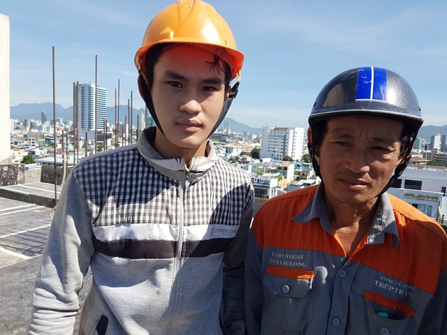 Gian nan ước mơ thành bác sĩ của nam sinh nhà khó - 1 Trà Quang Nhật Trình và bố tại công trình khách sạn