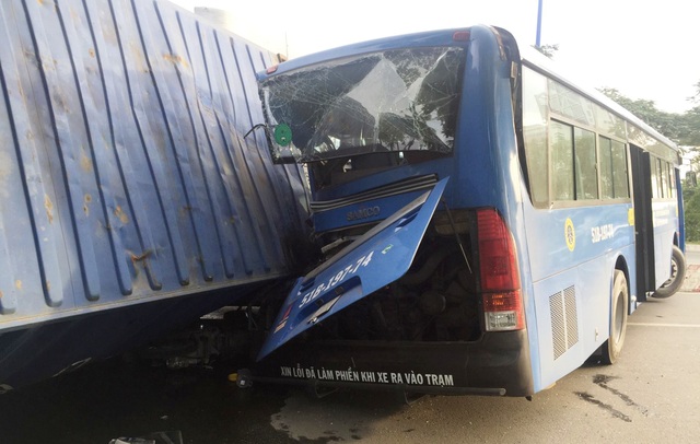 Thùng container lật đè xe buýt và xe máy, một người thoát chết thần kỳ - 4
Hàng chục hành khách trên xe buýt được phen hoảng loạn.