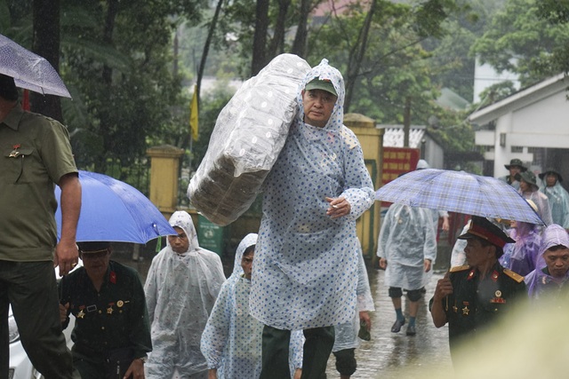 Trở về bên đồng đội yên nghỉ nơi chiến trường biên giới Vị Xuyên - 1
Đối với các cựu binh của Sư đoàn 356 (F356), ngày 12/7 hàng năm được coi như ngày giỗ trận của sư đoàn vì không thể nào quên được hình ảnh các đồng đội ngã xuống, máu thấm vào đất, vào nước, thấm cả vào cây cỏ trong trận đánh mở màn chiến dịch MB84 giành lại các cao điểm tại mặt trận Thanh Thủy (huyện Vị Xuyên, Hà Giang) vào rạng sáng 12/7/1984.