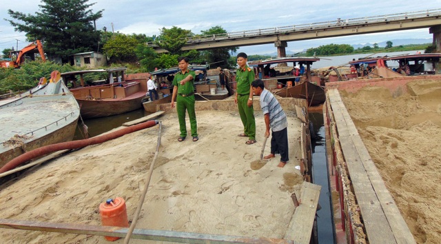Quảng Nam mạnh tay xử lý cát tặc - 1 Các ghe khai thác cát trái phép bị bắt rạng sáng nay 13/7