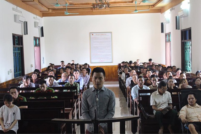 Người yêu "mách" bị trêu ghẹo, vác dao truy sát 2 người - 1 Bị cáo Phan Xuân Hiệp trước vành móng ngựa