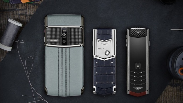 Vì sao Vertu phải đóng cửa nhà máy? - 1 Vertu từng được biết đến với những chiếc điện thoại siêu sang có giá lên tới cả triệu USD, sở hữu thiết kế độc đáo, vật liệu sang trọng, và được gia công hoàn toàn bằng tay.