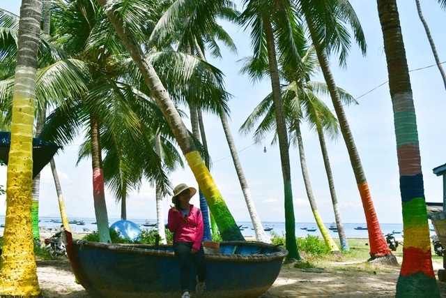 Khám phá làng bích họa của sinh viên ở xã đảo Tam Hải - 1 Hàng dừa xanh mát được tô điểm thêm màu áo mới