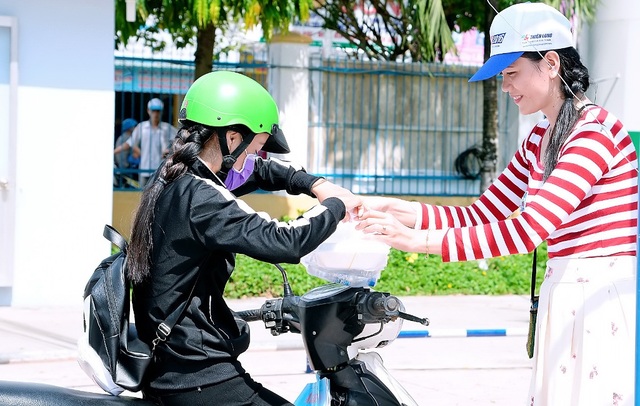 Cô giáo một chân vượt hàng trăm km, truyền sức sống cho người khuyết tật - 4
Trong kỳ thi THPT quốc gia 2017i, cô Minh Tâm vận động và trực tiếp phát cơm miễn phí cho các thí sinh tham gia kỳ thi tại tỉnh Đồng Tháp.