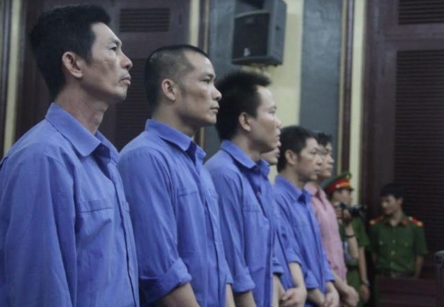 Trùm bảo kê bến xe Miền Đông Tý "điên" được thả tại tòa - 1 Các bị cáo nghe tòa tuyên án.