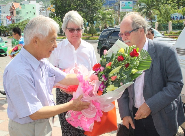 Giáo sư Nobel Vật lý đến Quy Nhơn nói chuyện về khoa học vũ trụ - 1 Trần Thanh Vân, Chủ tịch Hội Gặp gỡ Việt Nam đã tặng hoa mừng GS. Gerard ‘t Hooft cùng phu nhân đến Quy Nhơn (Bình Định) dự chương trình Gặp gỡ Việt Nam 2017.