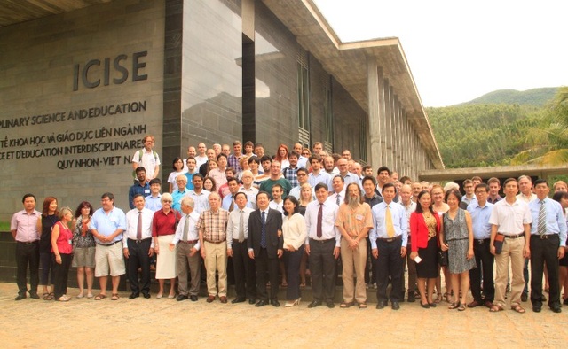 Nhiều nhà khoa học luận bàn cùng giáo sư Nobel Vật lý về “Khám phá vũ trụ tối” - 3 Các nhà khoa học cùng lãnh đạo tỉnh Bình Định chụp hình lưu niệm trước Trung tâm ICISE