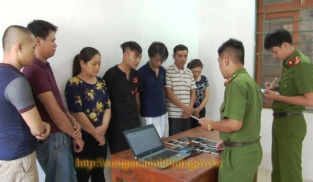 Hé lộ đường dây đánh bạc “khủng” liên kết nước ngoài - 1 Các đối tượng trong đường dây đánh bạc khủng xuyên quốc gia tại Ninh Bình bị bắt giữ.