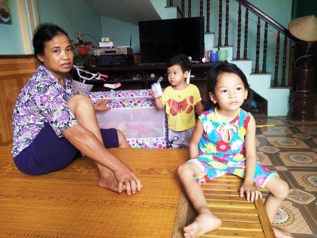 Nhà máy chế biến nhựa “trên trời rơi xuống”, “hành dân” 24/24 giờ! - 2 Nhà máy của Công ty Hằng An xả mùi làm đảo lộn cuộc sống của người dân thôn 3, xã Lạc Vân. Nhiều hộ dân phải di chuyển đi nơi khác ở, hộ còn lại phải đóng cửa nhà cả ngày, sức khỏe trẻ con, người già bị đe dọa cách nghiêm trọng.