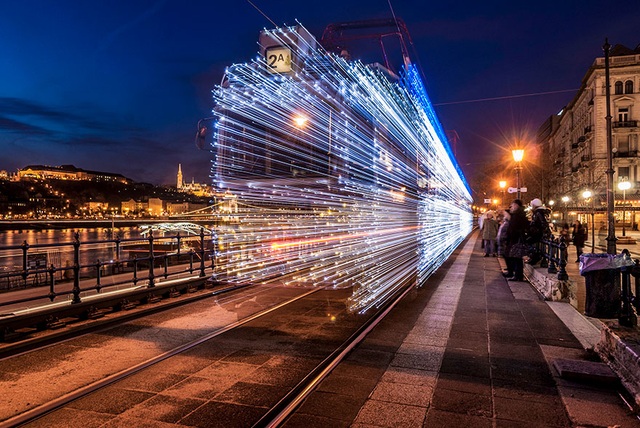 Chụp một đoàn tàu điện sử dụng kỹ thuật phơi sáng thời gian dài.
