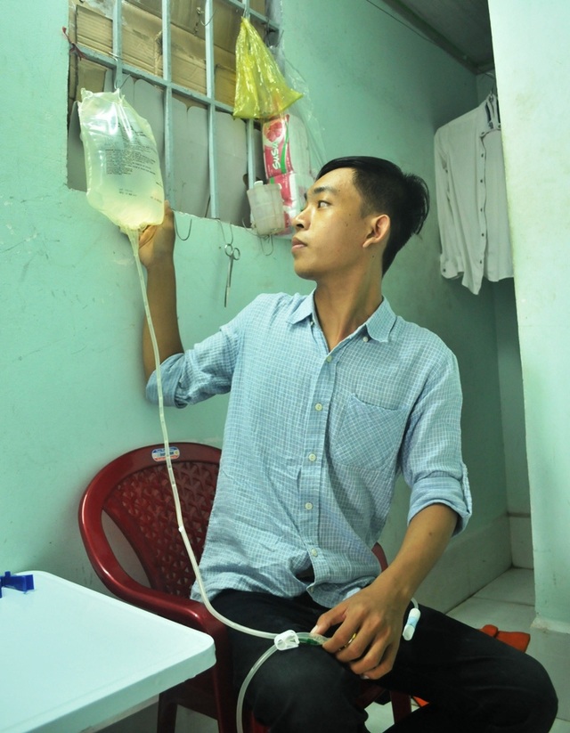 Thương cậu sinh viên mồ côi cha mẹ, khốn đốn vì bệnh suy thận mãn - 2 Để duy trì sự sống, mỗi ngày Na chuyền dịch 4 lần và công việc này Na tự làm lấy