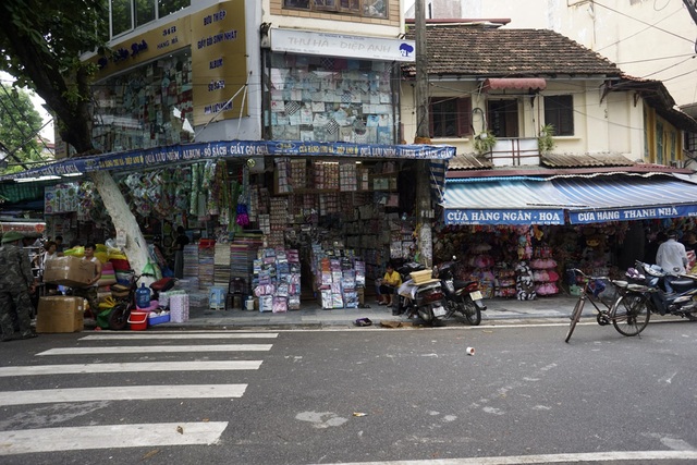 Vỉa hè Hà Nội bị "tái chiếm" sau 5 tháng dọn dẹp - 1
Trên một tuyến phố thuộc phố cổ Hà Nội, việc bày bán hàng hóa ra ngoài vỉa hè lại tái diễn, 5 tháng sau chiến dịch giành lại vỉa hè của thành phố.