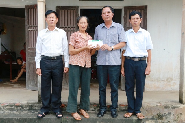 Trao hơn 52 triệu đồng đến người bà nuôi ba cháu mồ côi - 1 Ông Bùi Đức Phi - Chủ tịch UBND xã Quang Thiện trao số tiền bạn đọc ủng hộ, giúp đỡ hoàn cảnh bà Trần Thị Tươi.